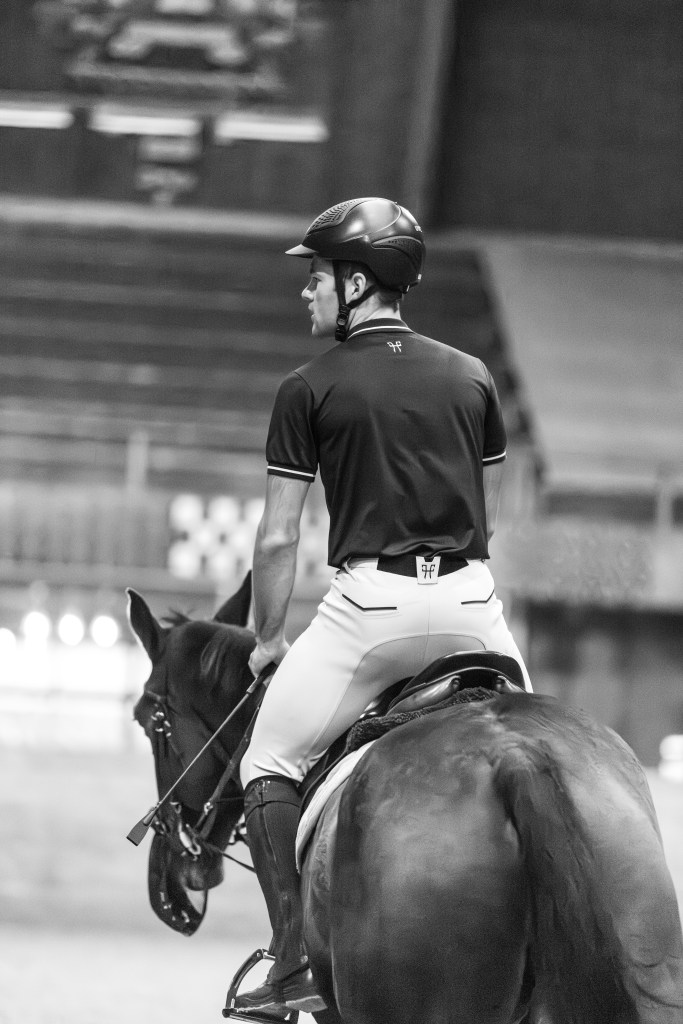 Cavalier de dos à cheval, photographie en noir et blanc